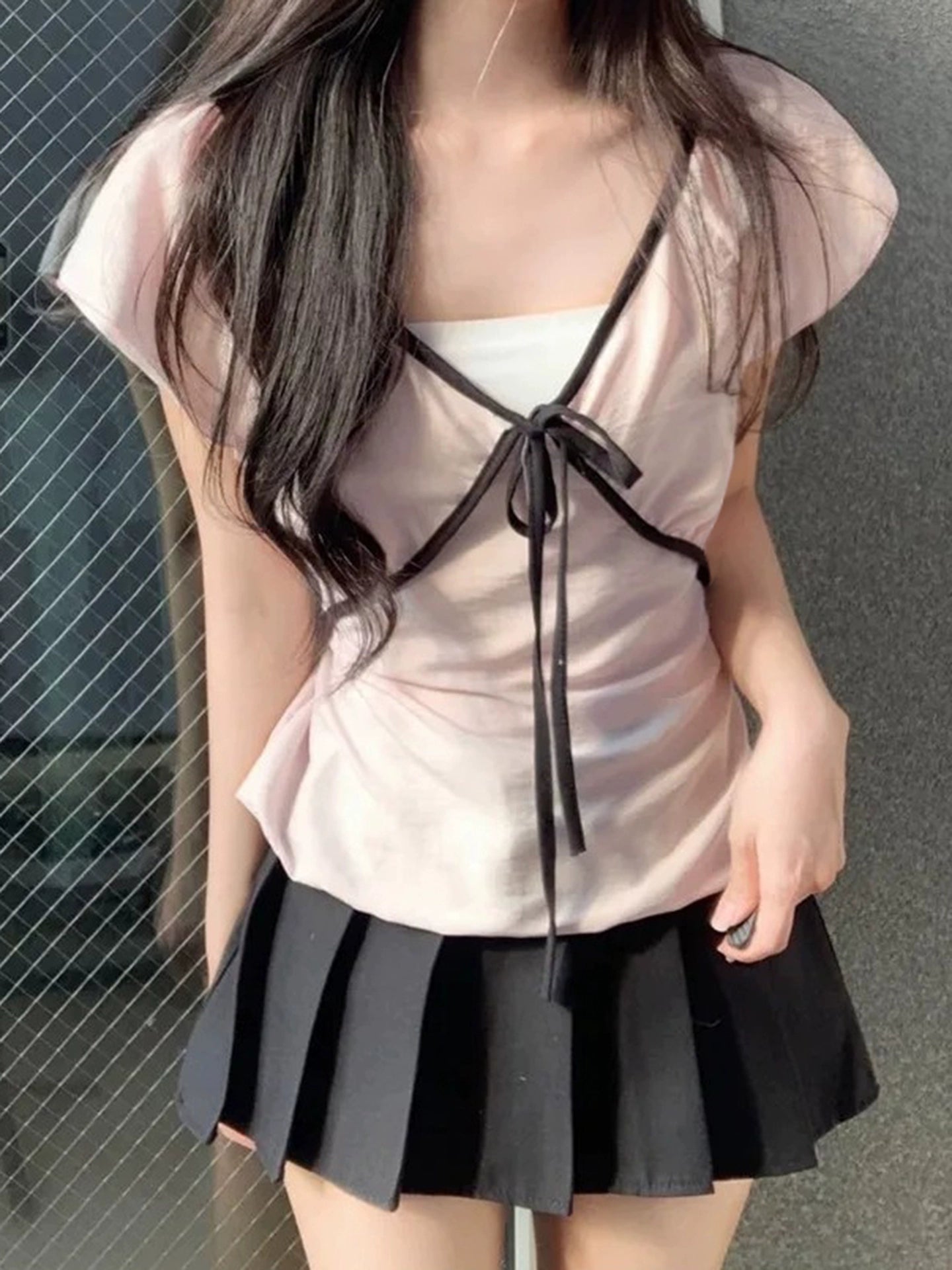 VネックリボンレースアップTシャツ