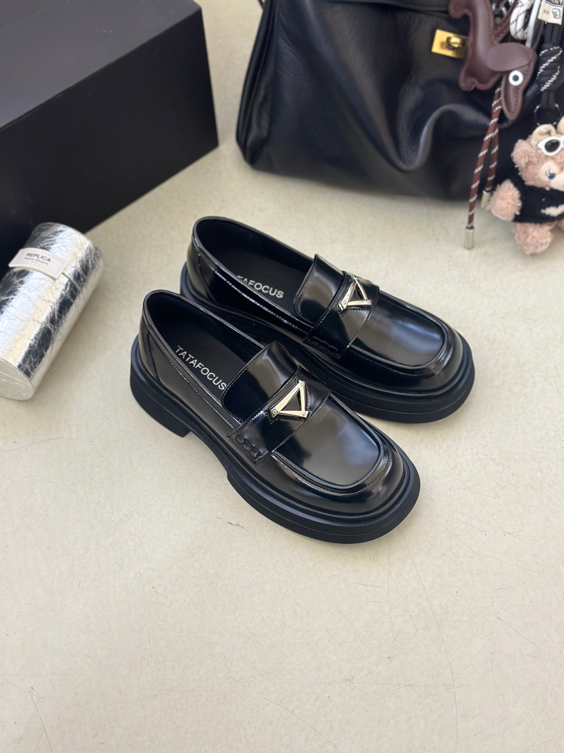 トライアングルプレート厚底ローファー