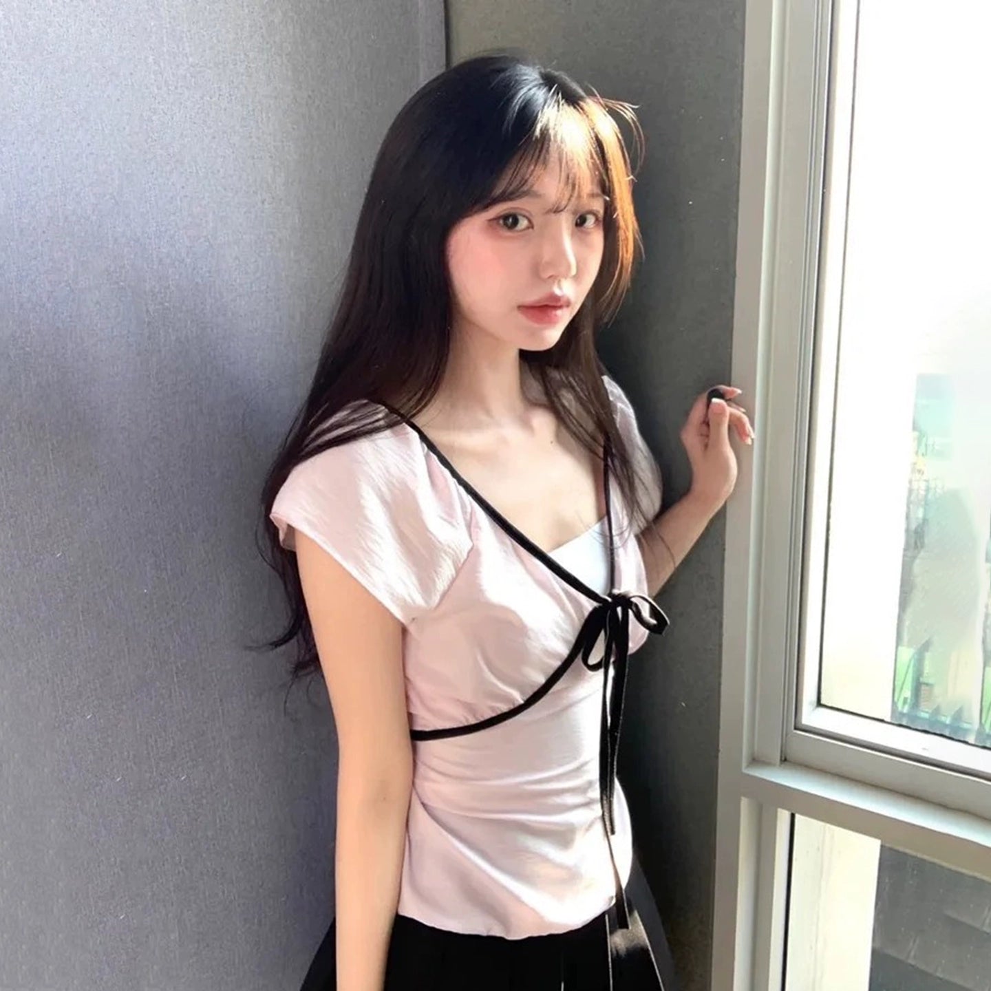 VネックリボンレースアップTシャツ