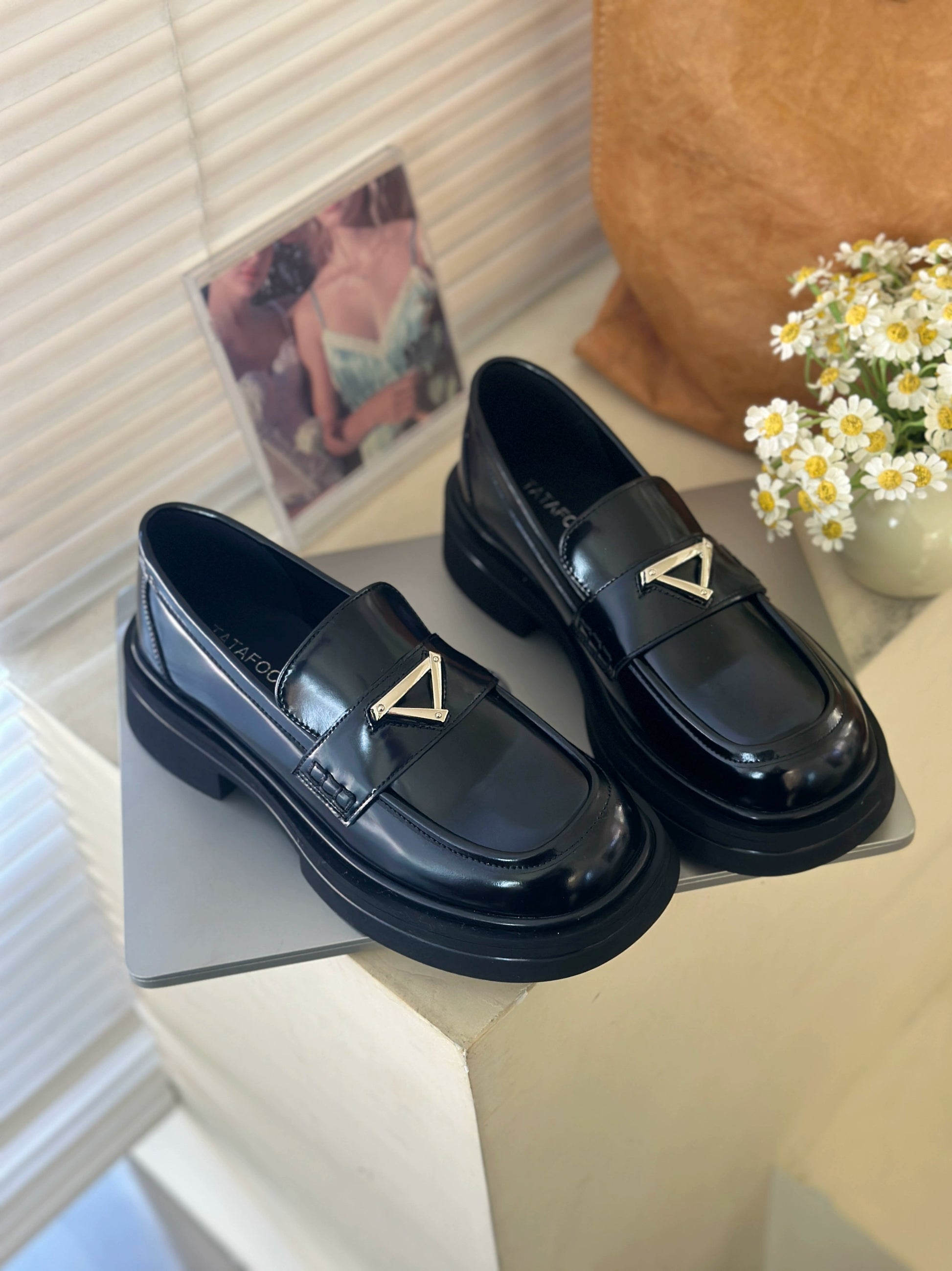 トライアングルプレート厚底ローファー