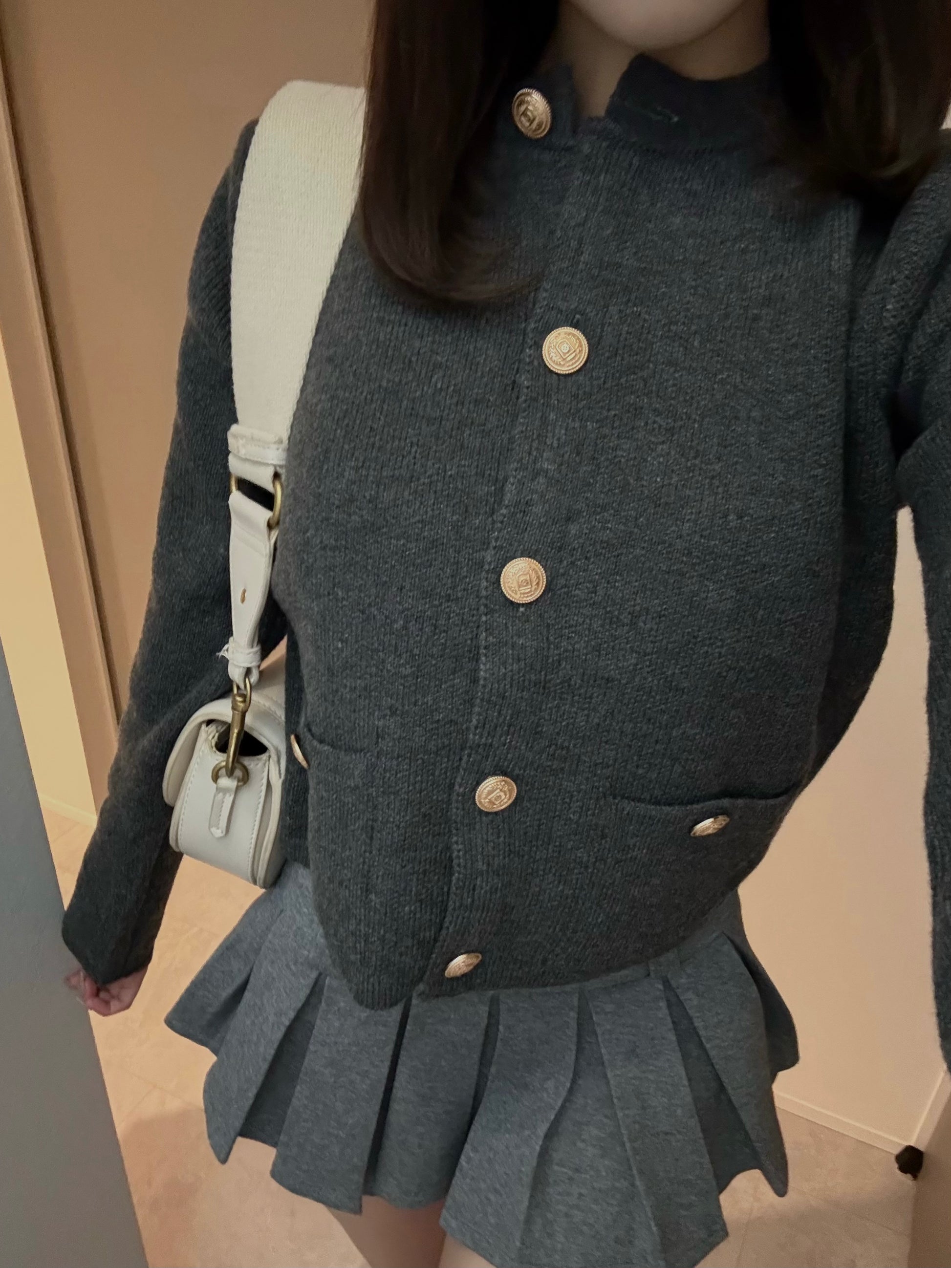 ゴールドボタンショート丈ニットカーディガン