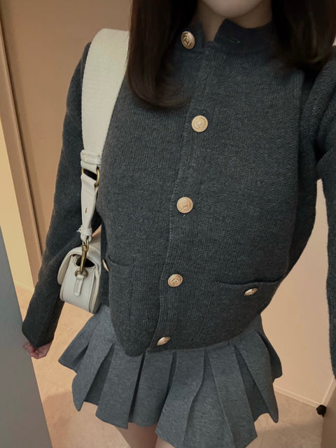 ゴールドボタンショート丈ニットカーディガン