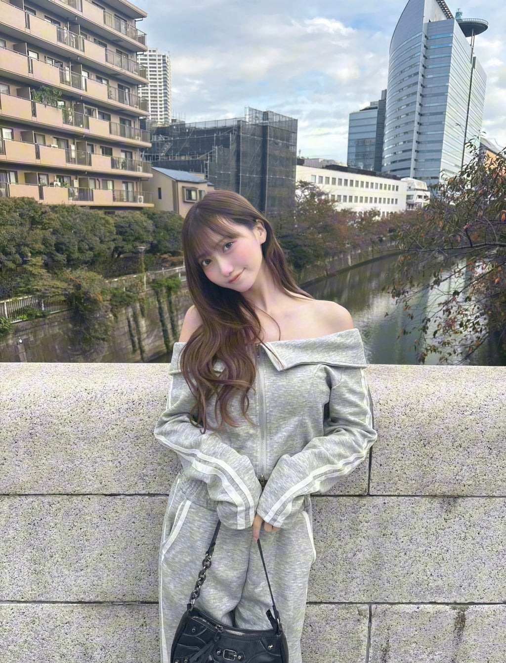 オフショルダークロップドスウェットセットアップ