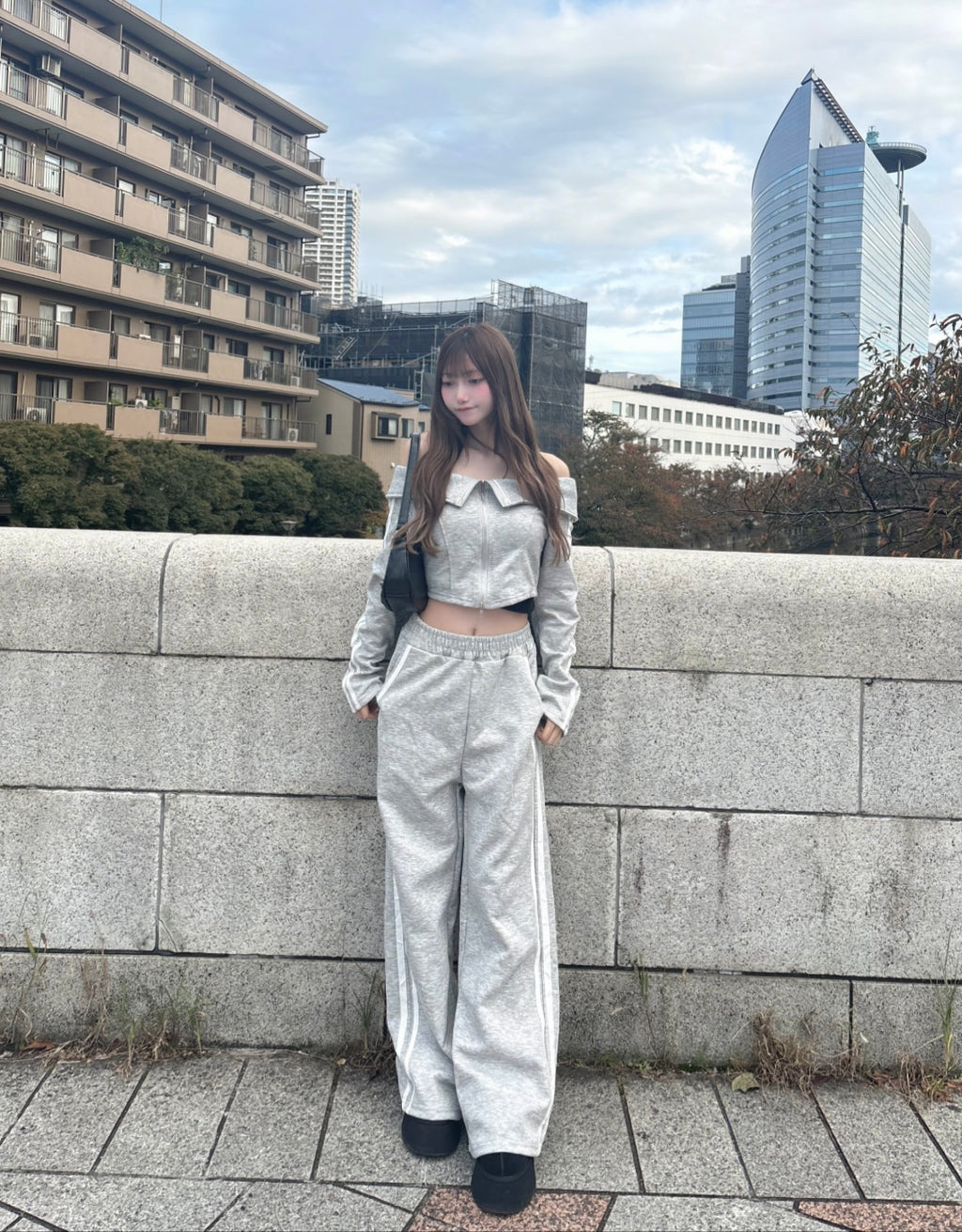 オフショルダークロップドスウェットセットアップ