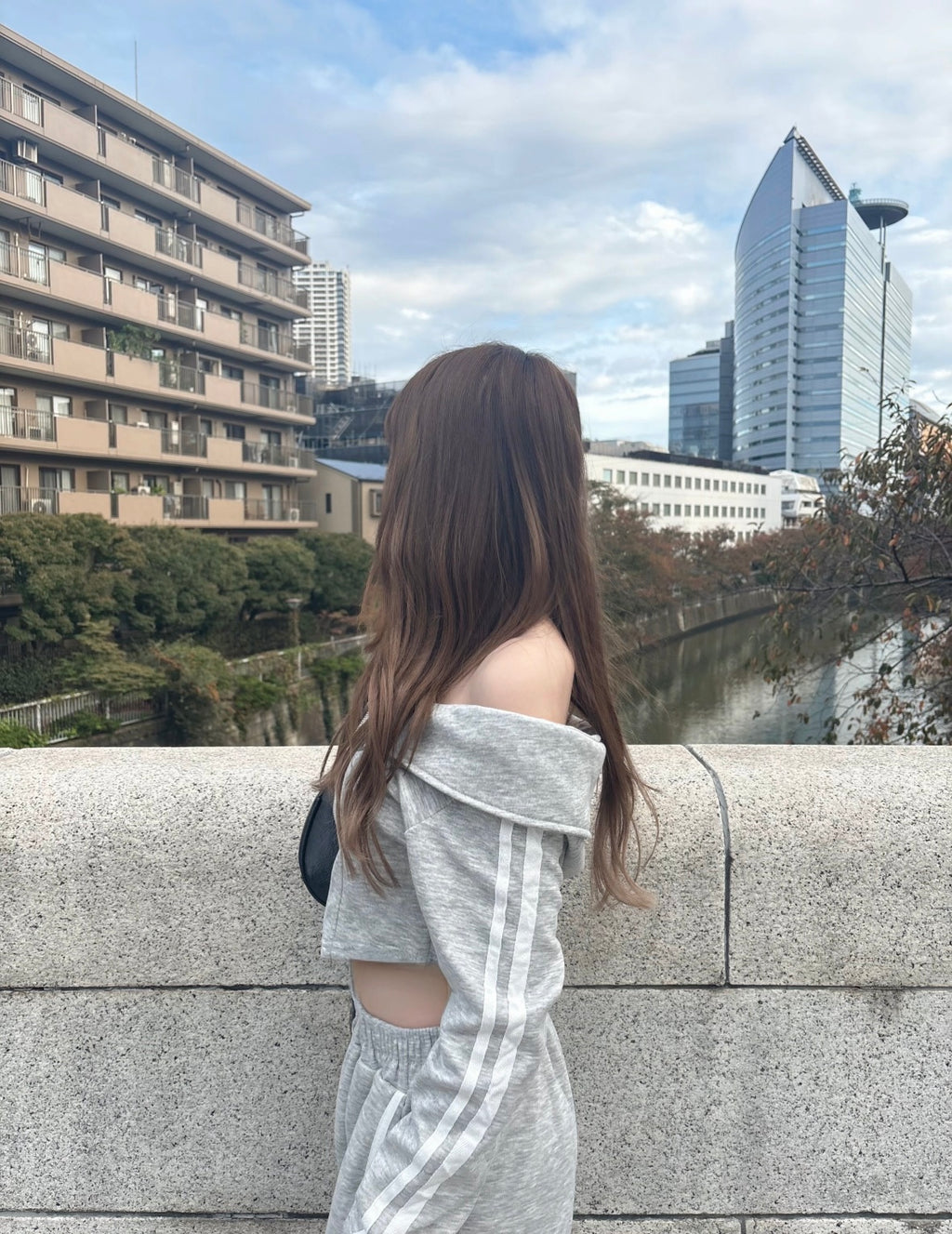 オフショルダークロップドスウェットセットアップ