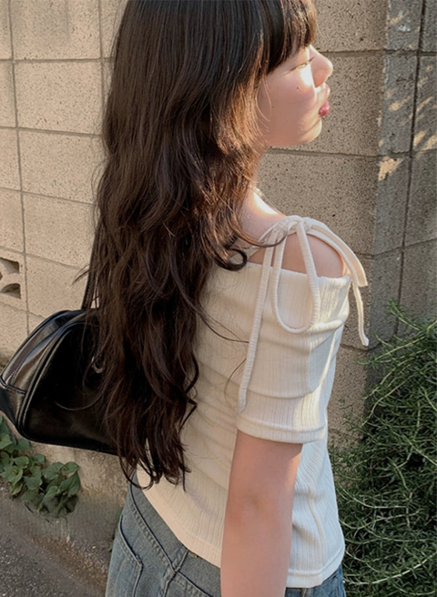 オフショルダーリボンリブTシャツ