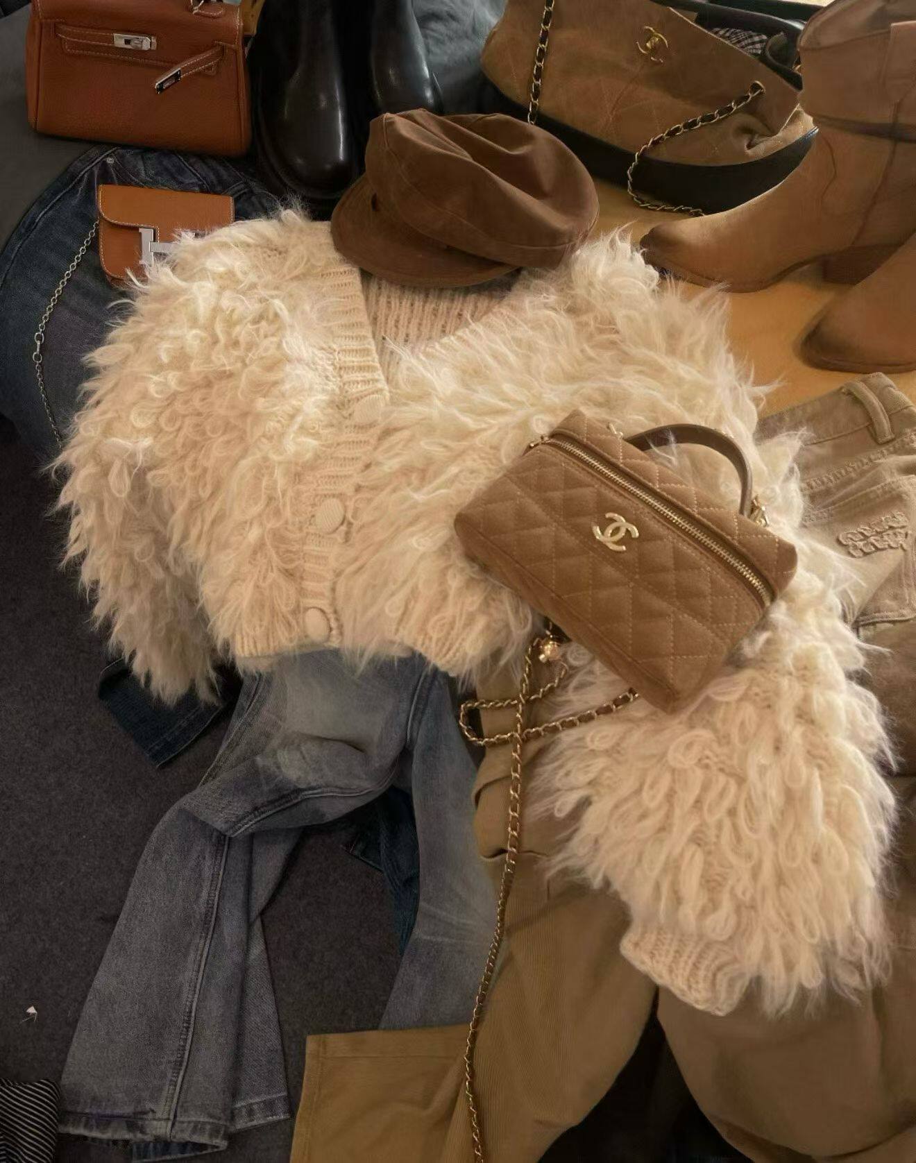 フェミニンファーカーデ