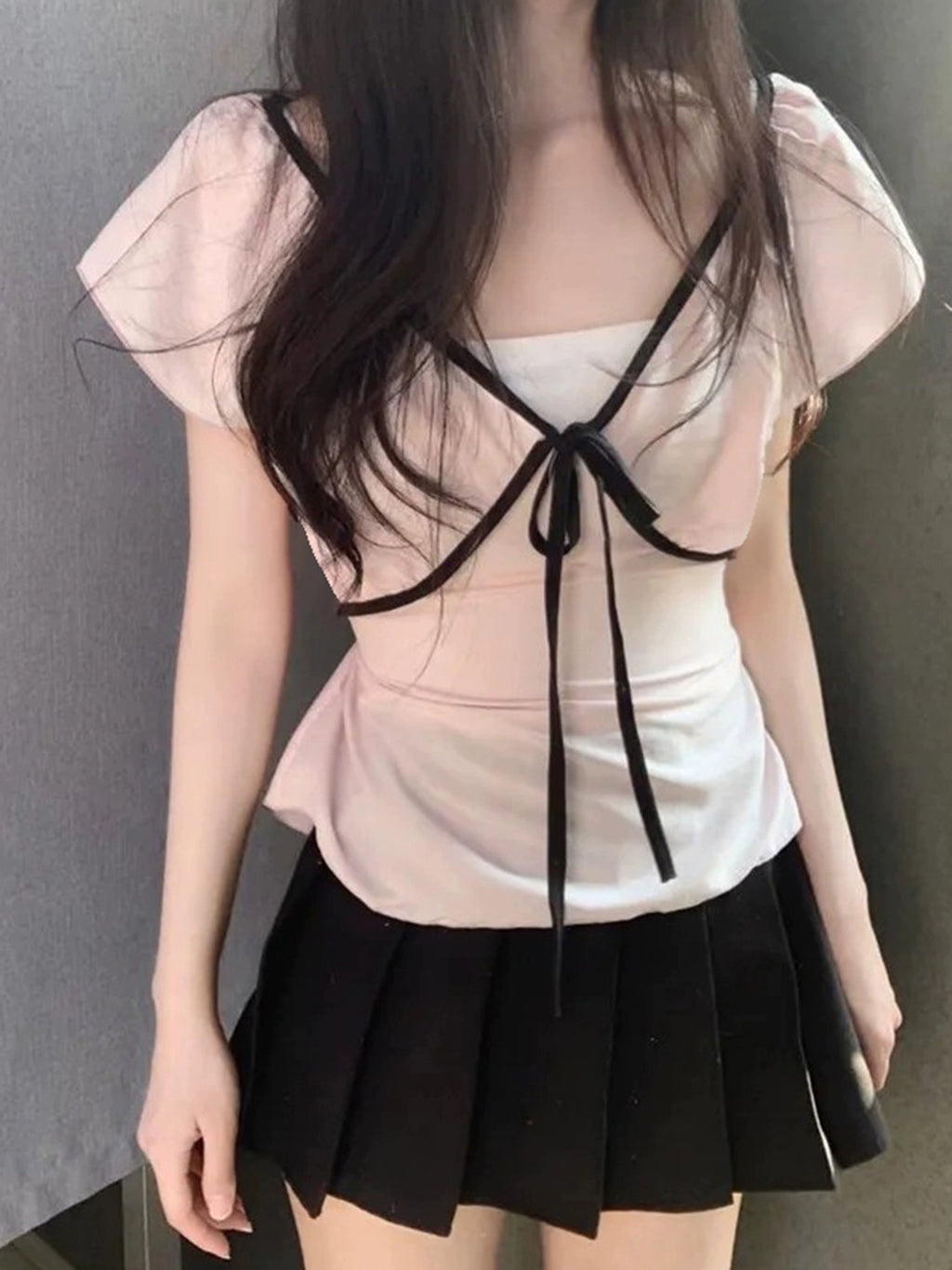 VネックリボンレースアップTシャツ