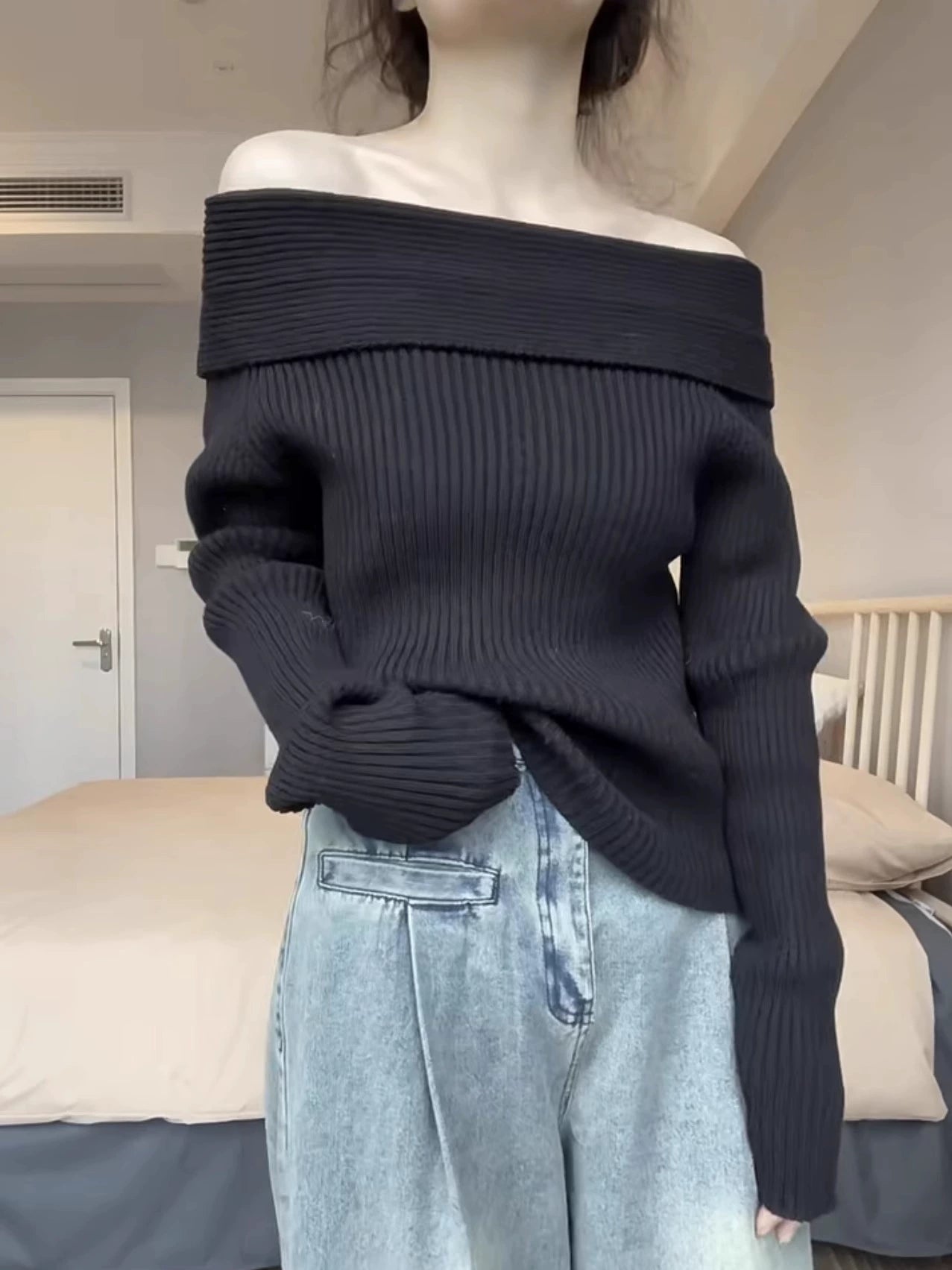オフショルダーワンネックニット