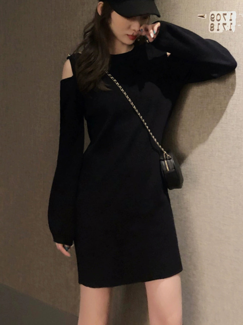 ショルダーカットニットワンピース